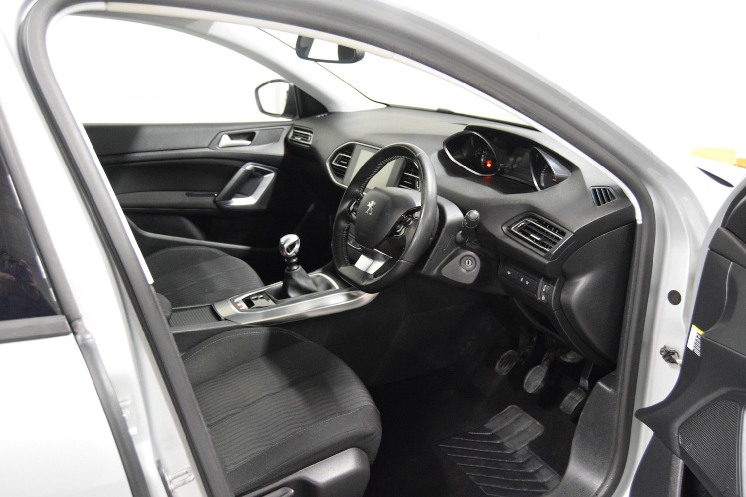 Used Peugeot 308 2015 for sale - 77303597: Photo 11