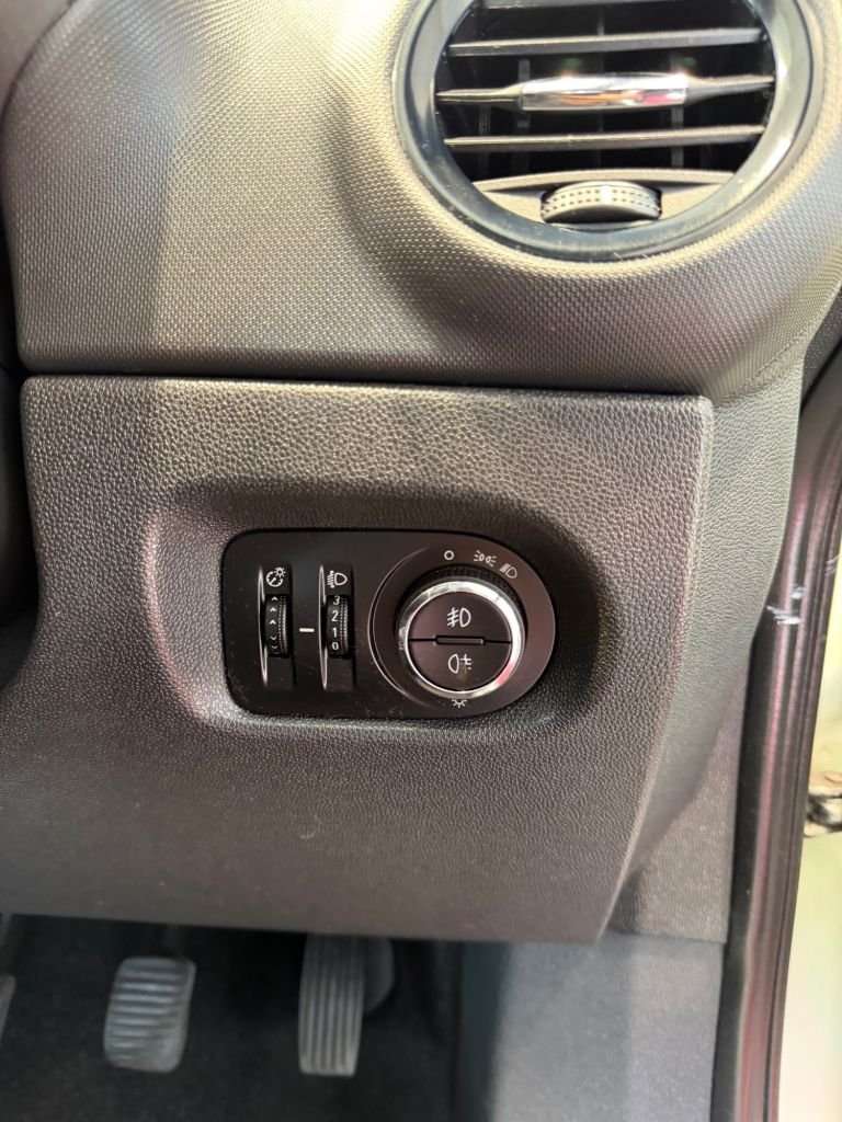 Used Vauxhall Corsa 2013 for sale - 78180932: Photo 18