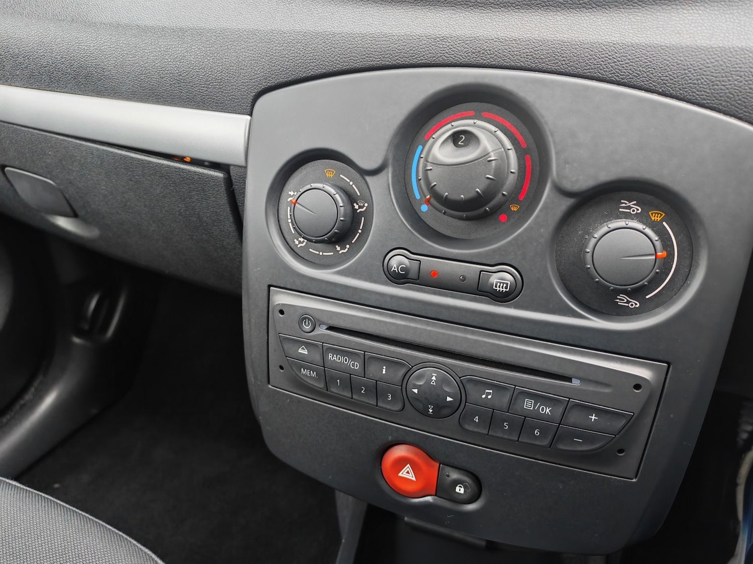 Used Renault Clio 2010 for sale - 76571100: Photo 18