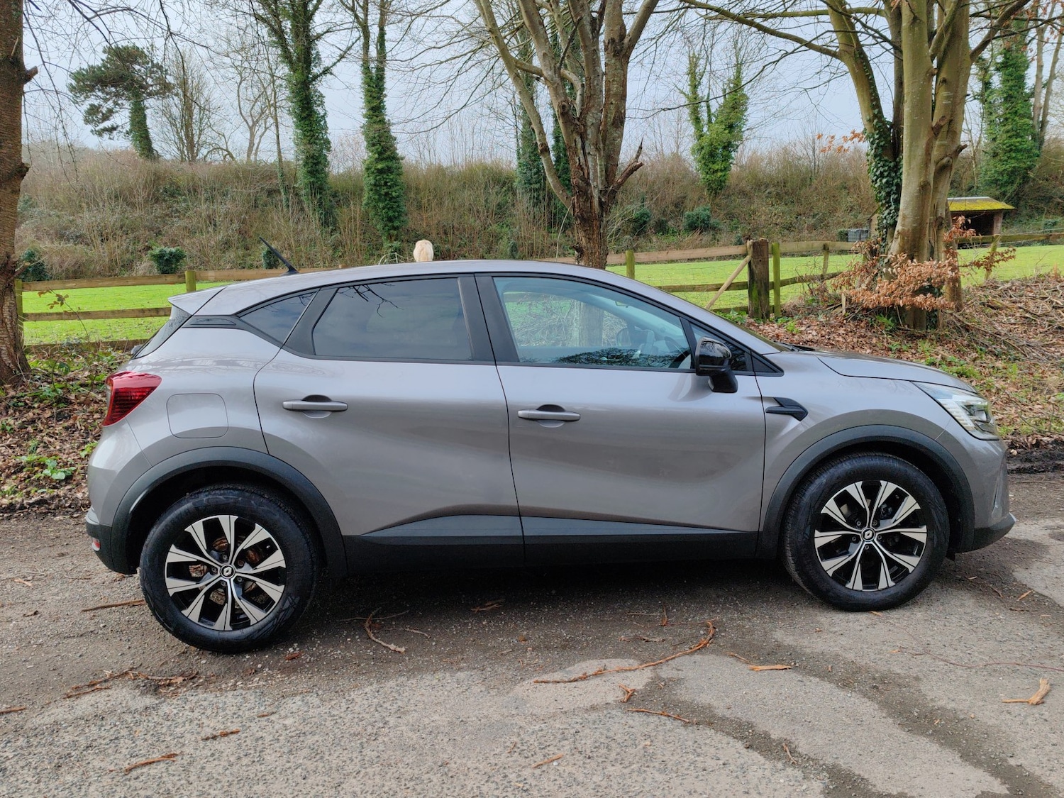 Used Renault Captur 2023 for sale - 77921319: Photo 2