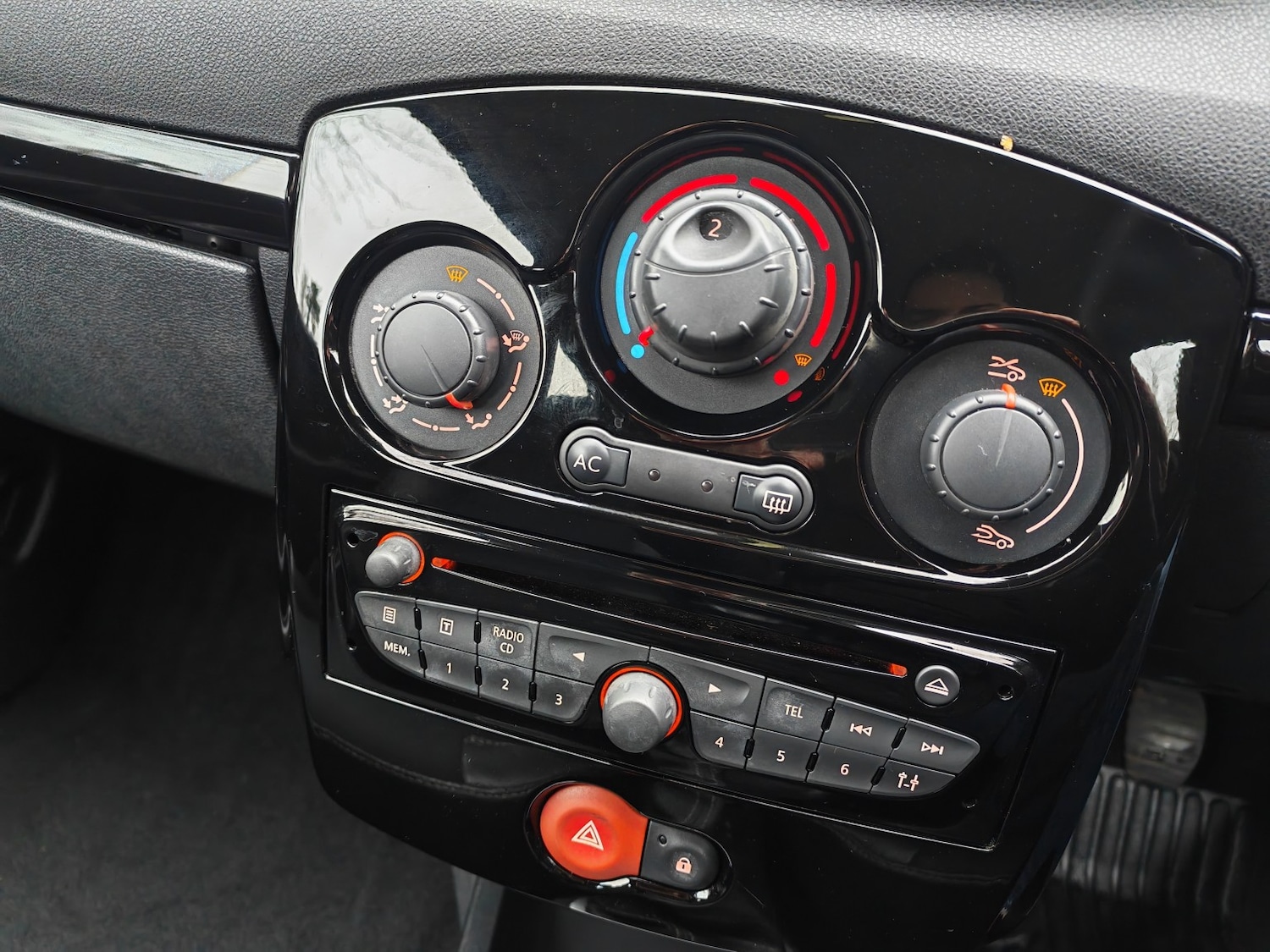 Used Renault Clio 2012 for sale - 77107656: Photo 12