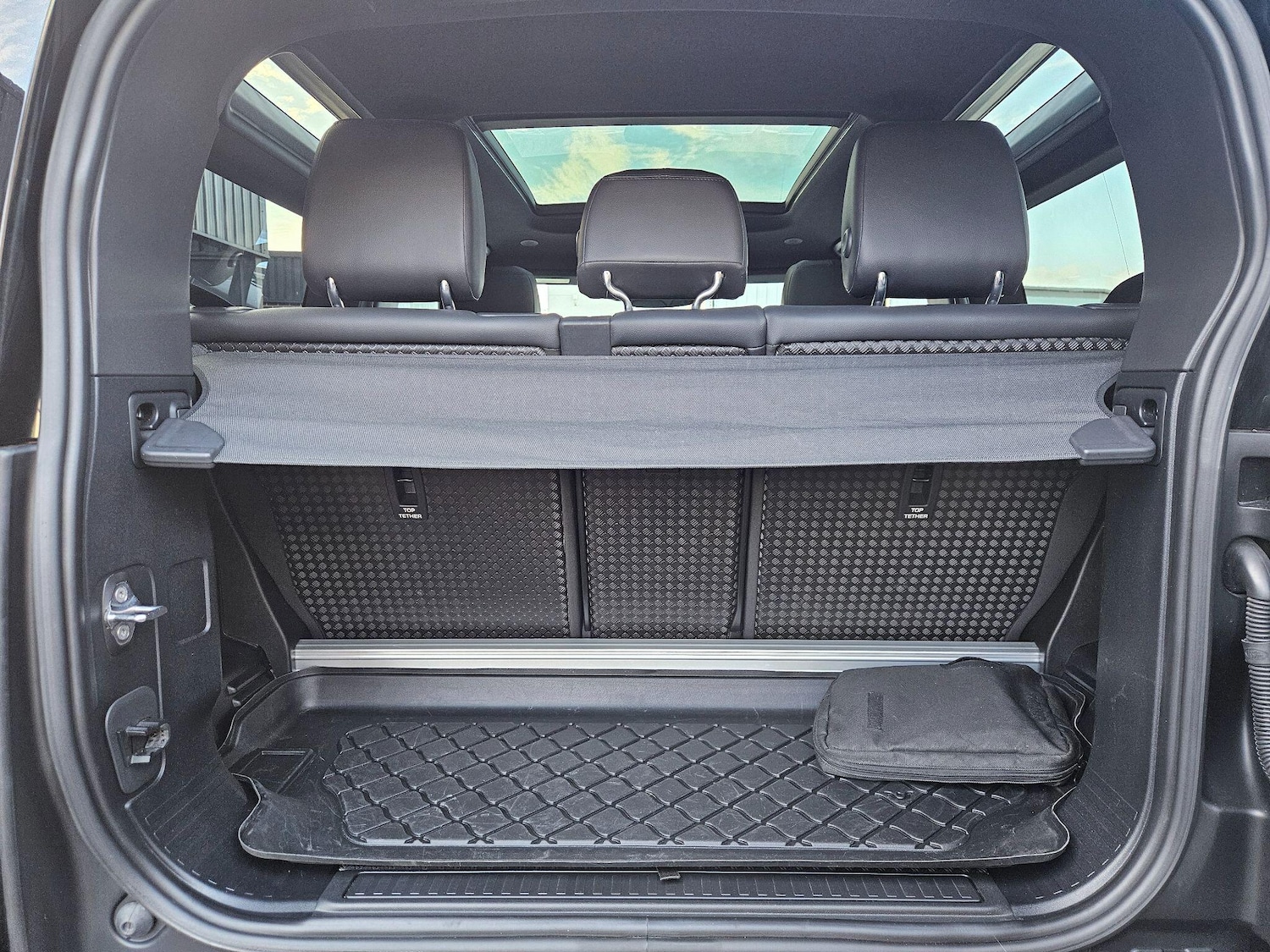 Used Land Rover Defender 2022 for sale - 77230370: Photo 11