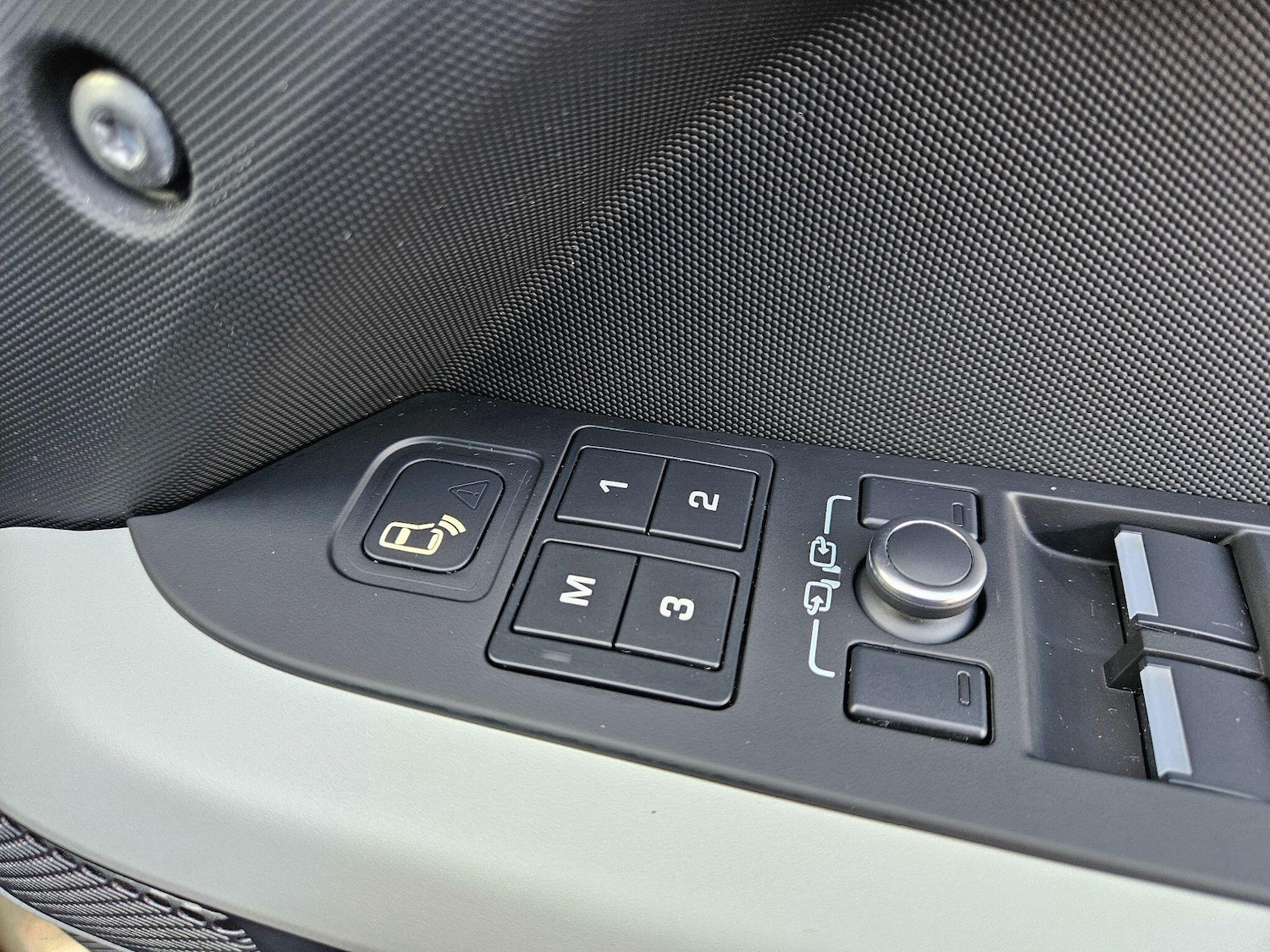 Used Land Rover Defender 2022 for sale - 77230370: Photo 21