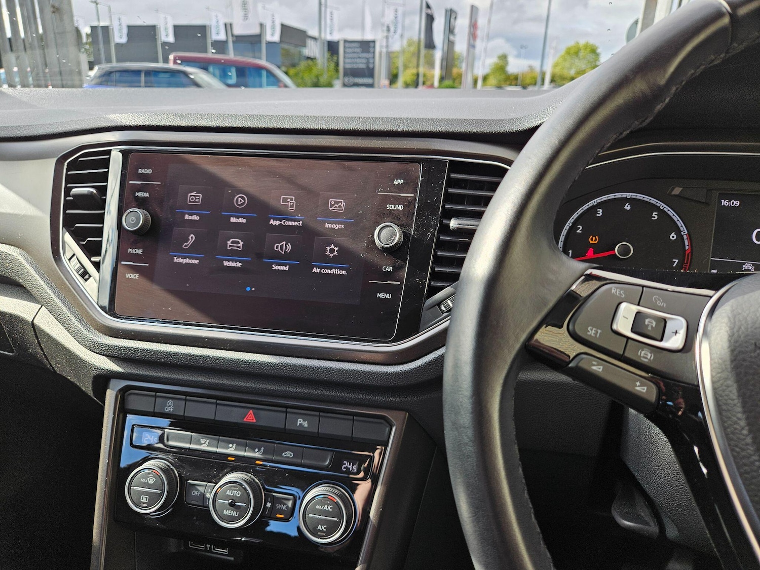 Used Volkswagen T-Roc 2019 for sale - 76422928: Photo 14