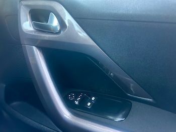 Used Peugeot 2008 2015 for sale - 79552353: Photo