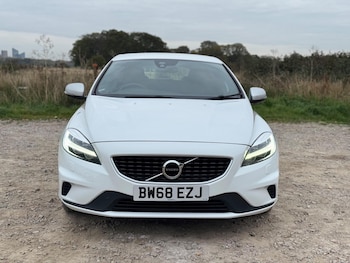 Used Volvo V40 2019 for sale - 76550595: Photo