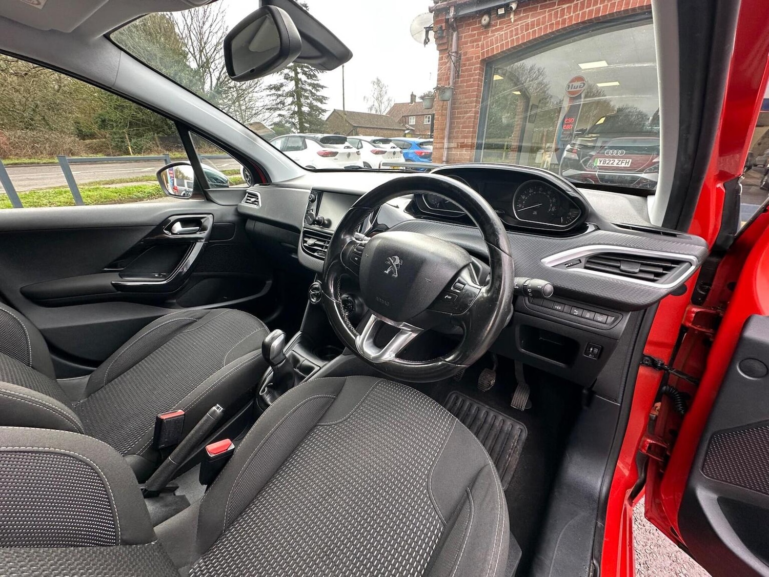 Used Peugeot 208 2015 for sale - 77478151: Photo 2