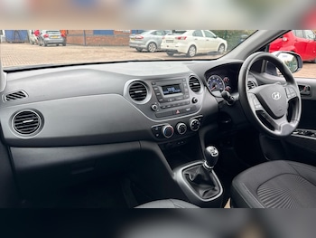 Used Hyundai i10 2018 for sale - 76409581: Photo