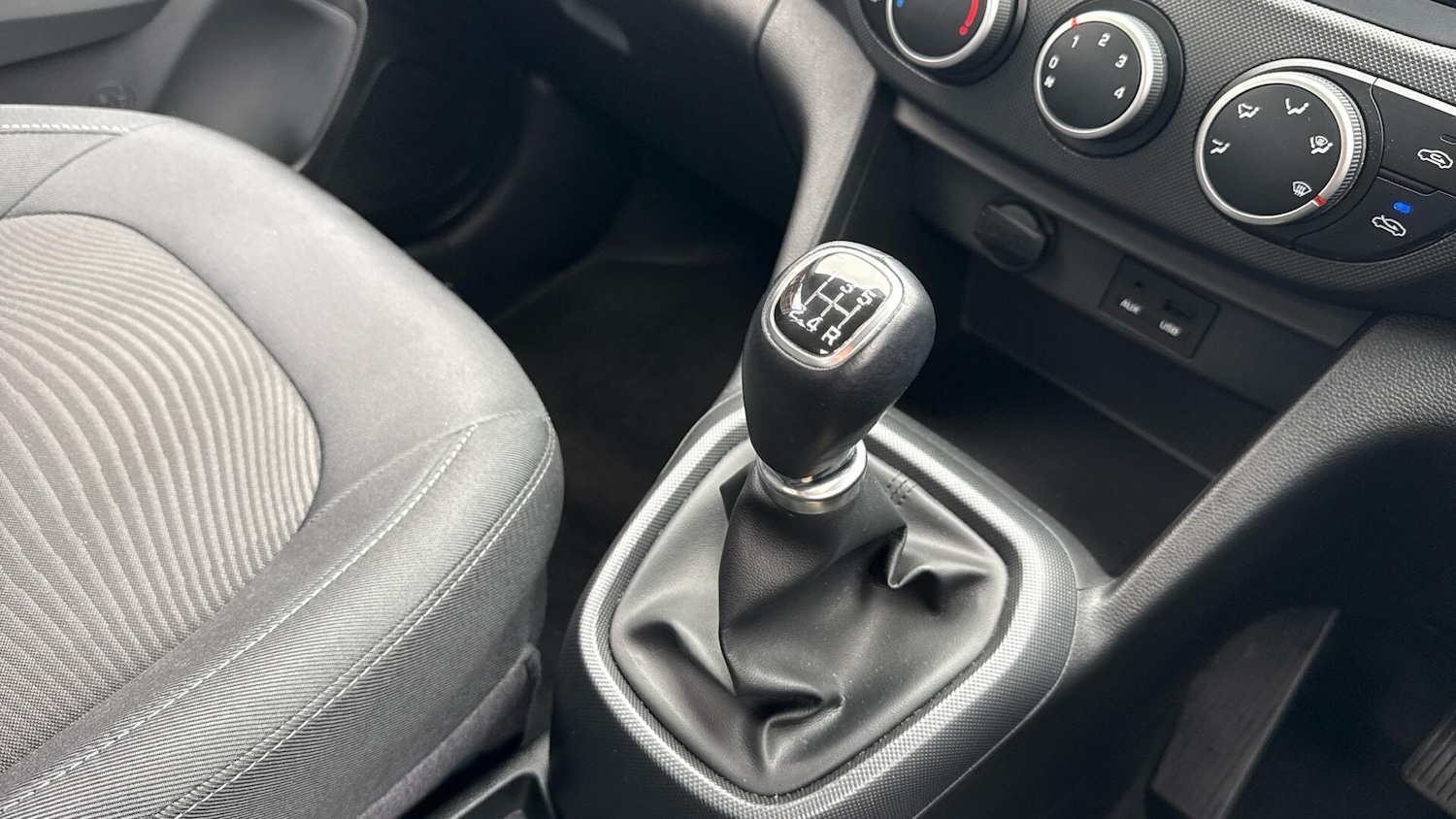 Used Hyundai i10 2018 for sale - 76409581: Photo 41