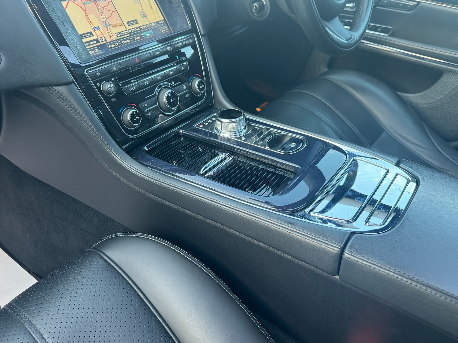 Used Jaguar XJ 2010 for sale - 76541531: Photo 31