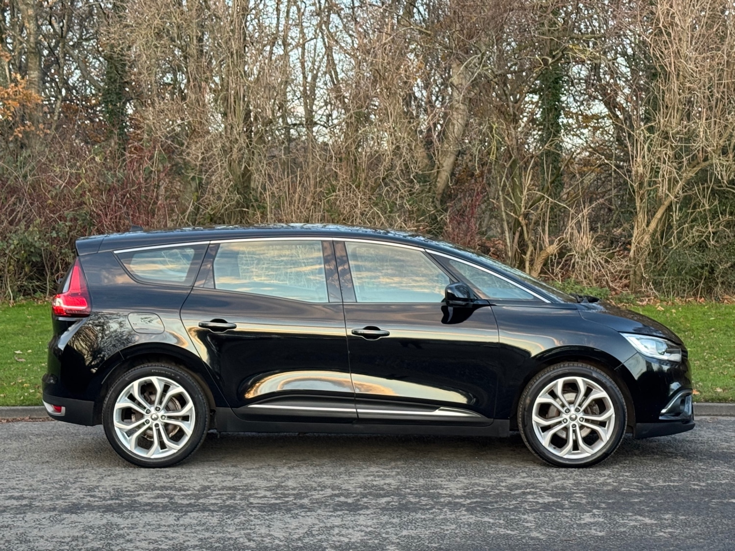 Used Renault Grand Scenic 2019 for sale - 76780529: Photo 2