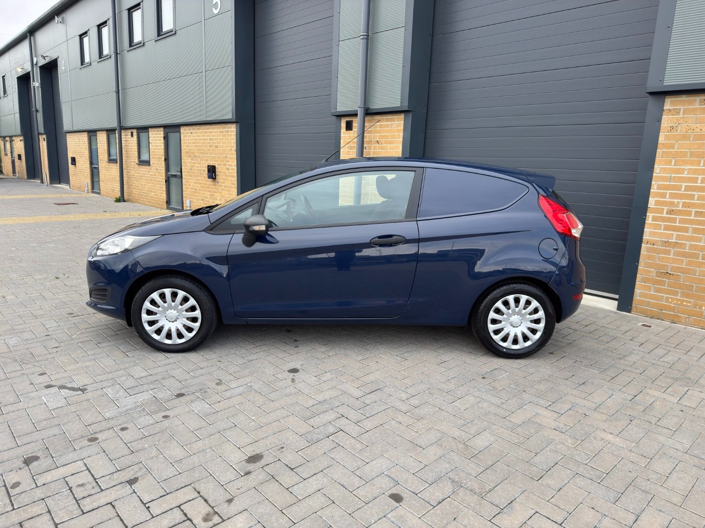 Used Ford Fiesta 2014 for sale - 76482773: Photo 2