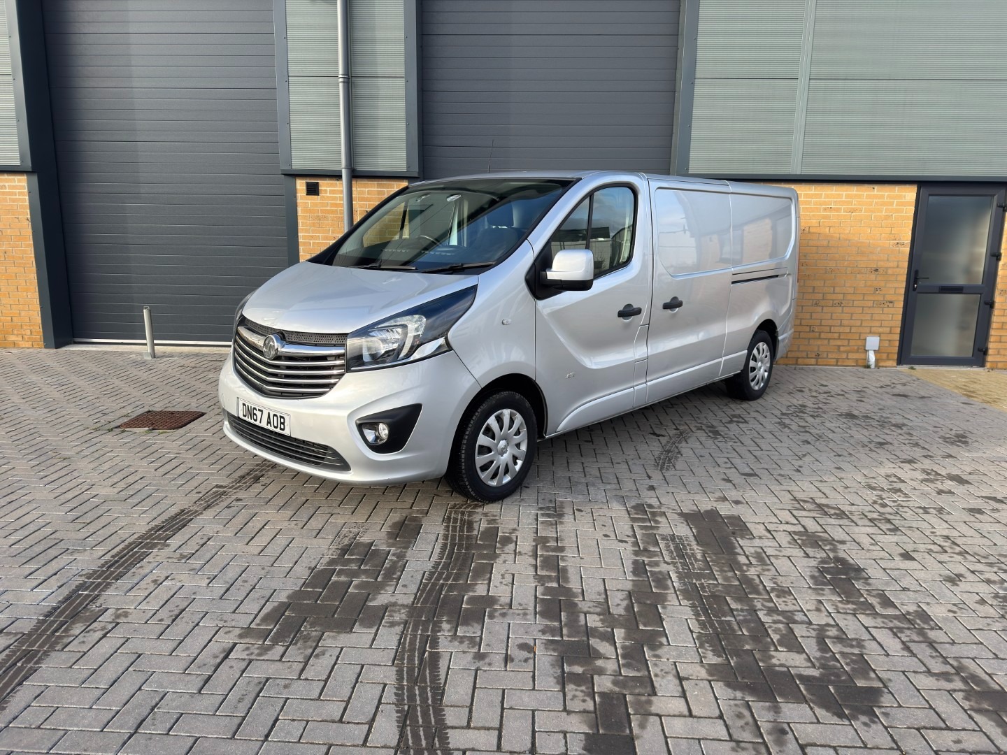 Used Vauxhall Vivaro 2017 for sale - 78039377: Photo 1