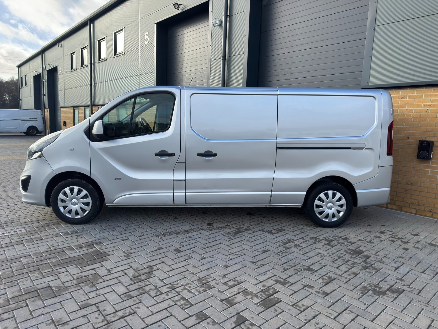 Used Vauxhall Vivaro 2017 for sale - 78039377: Photo 2