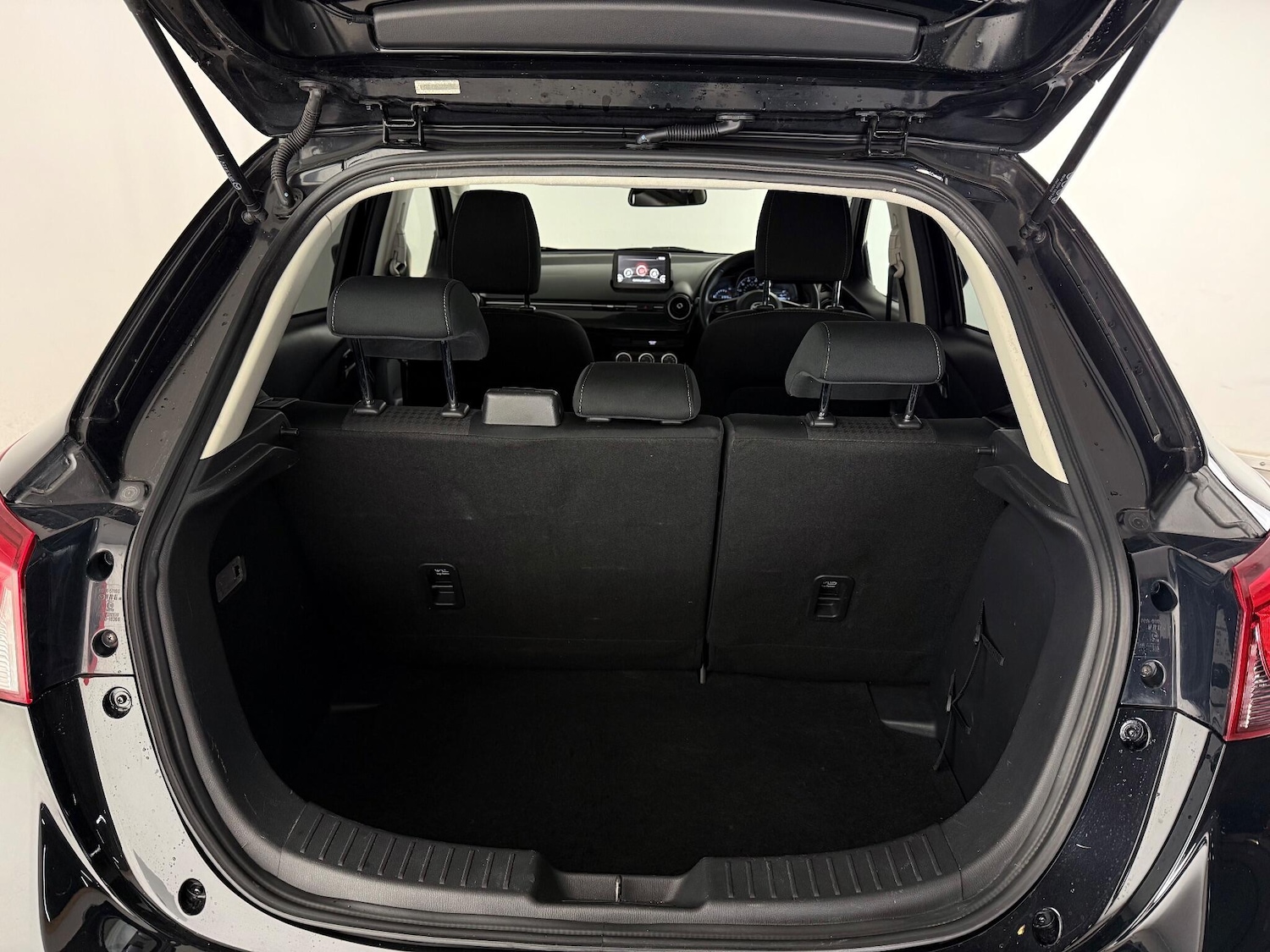 Used Mazda Mazda2 2017 for sale - 77260114: Photo 9