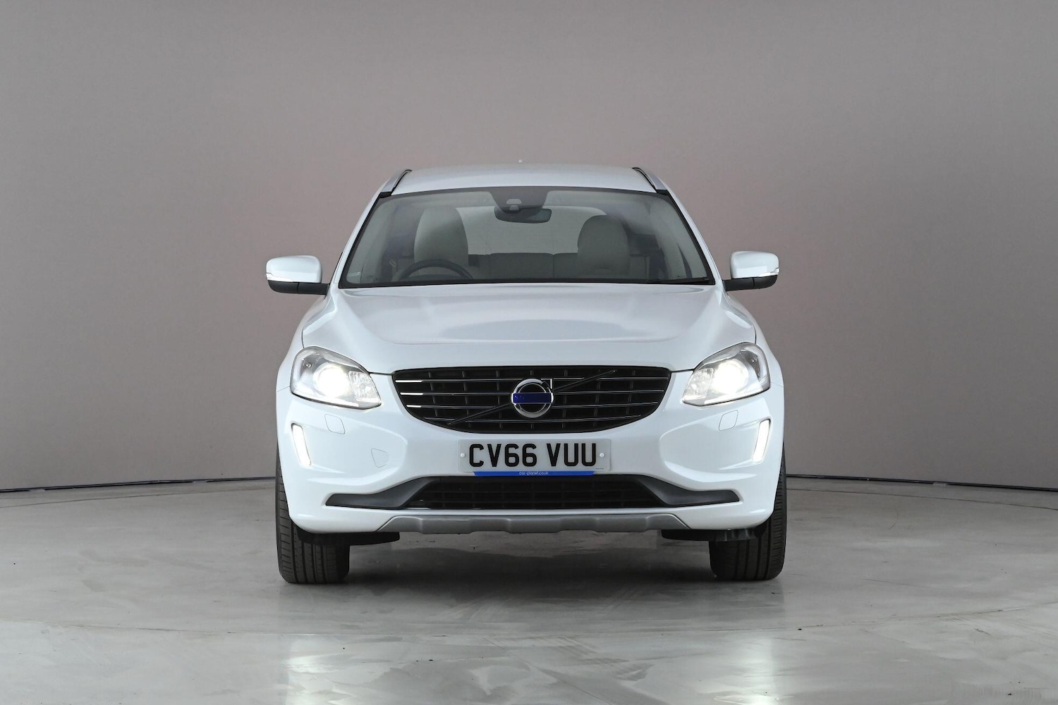 Used Volvo XC60 2017 for sale - 78185855: Photo 2
