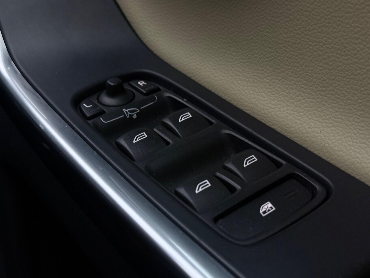 Used Volvo XC60 2017 for sale - 78185855: Photo 23