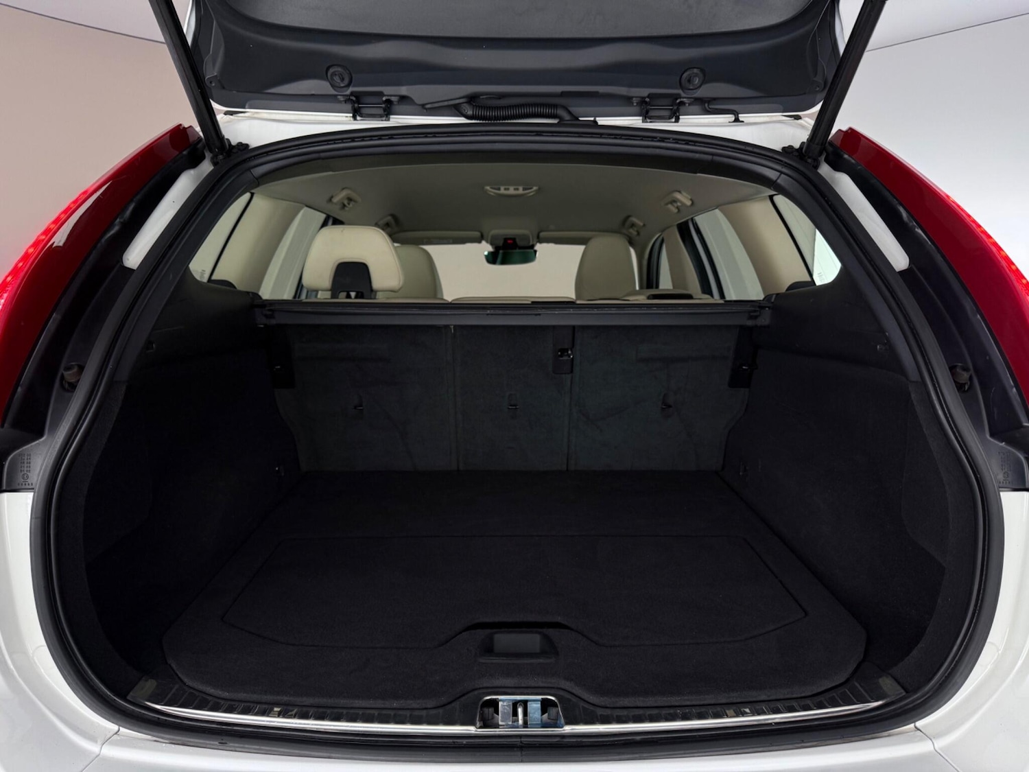 Used Volvo XC60 2017 for sale - 78185855: Photo 8