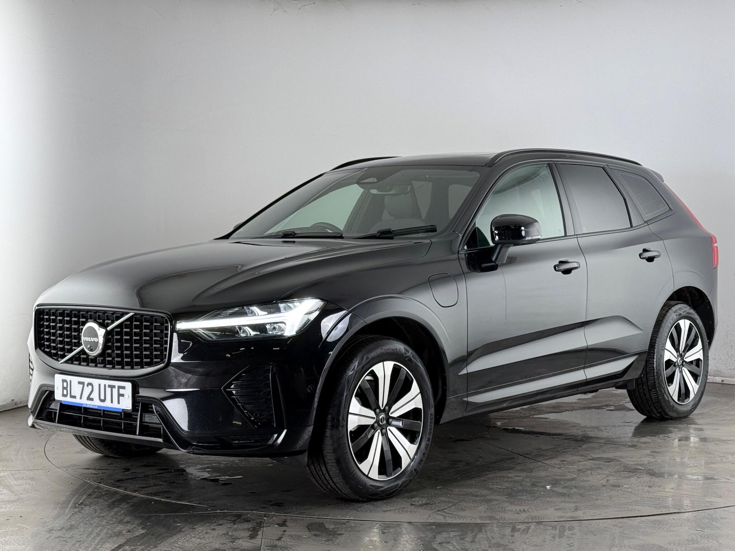 Used Volvo XC60 2023 for sale - 77268239: Photo 2