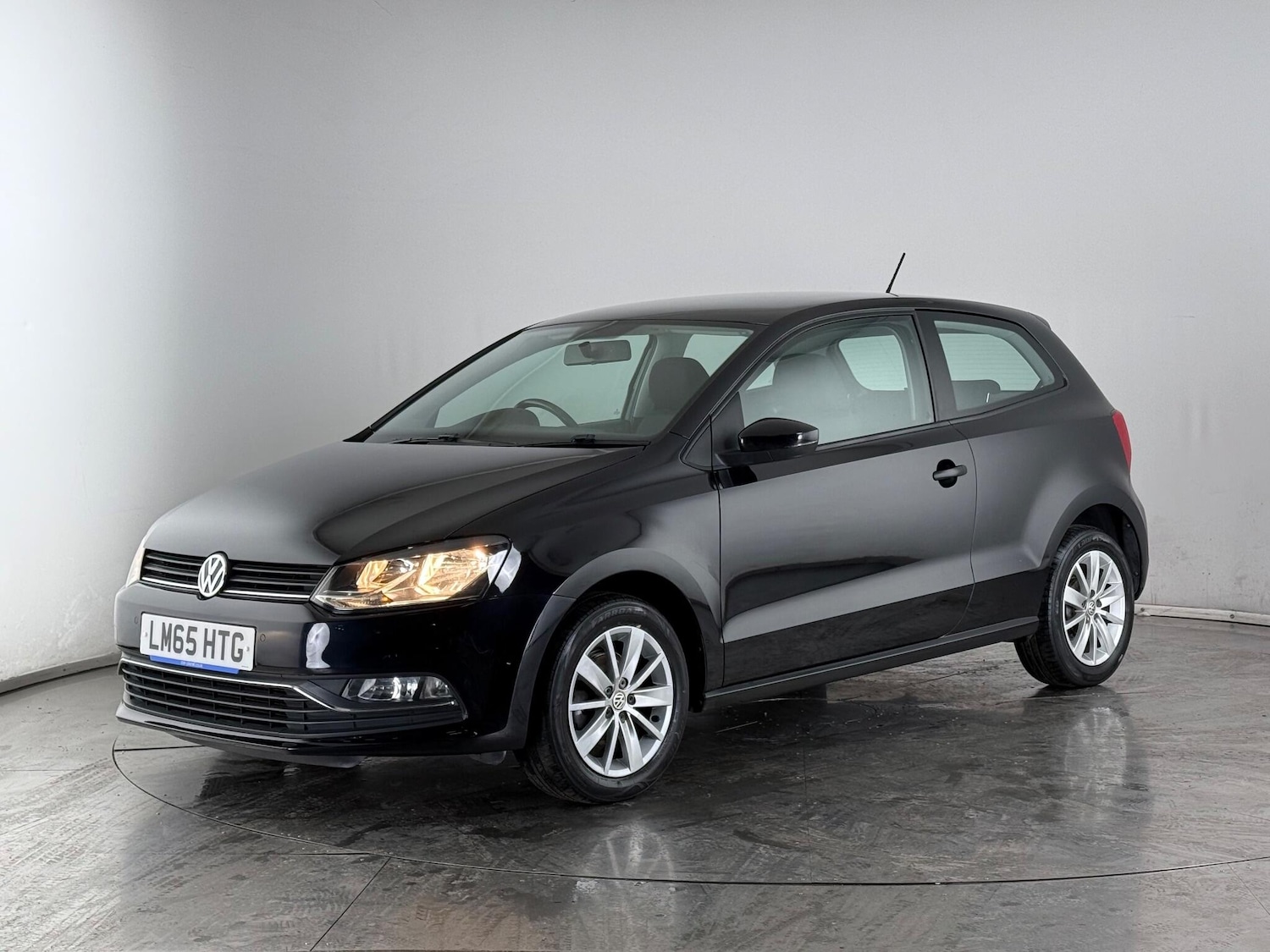 Used Volkswagen Polo 2015 for sale - 77599192: Photo 2