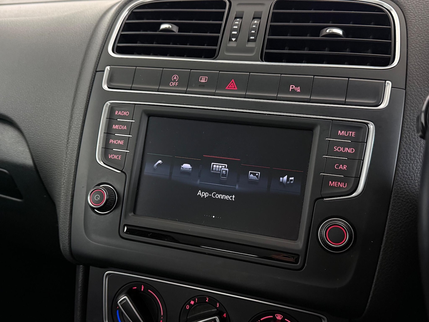 Used Volkswagen Polo 2015 for sale - 77599192: Photo 24