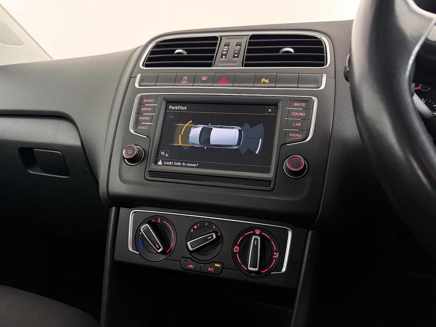 Used Volkswagen Polo 2015 for sale - 77599192: Photo 33