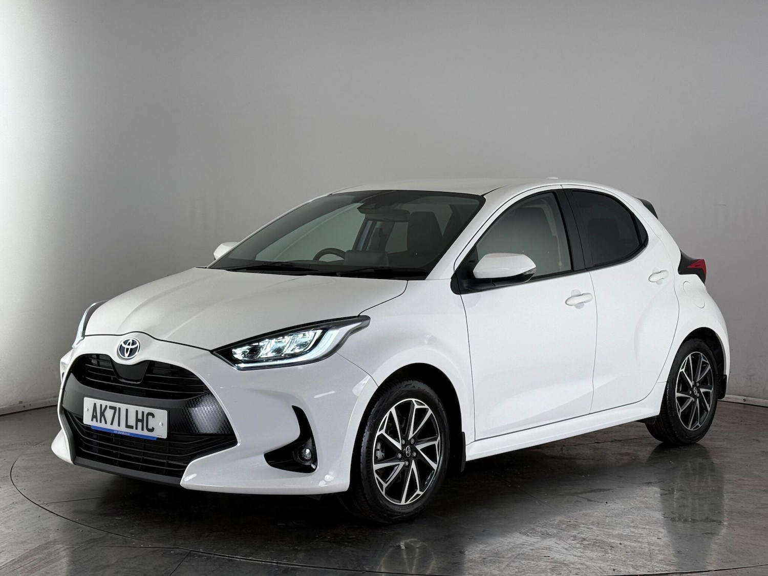 Used Toyota Yaris 2022 for sale - 77244029: Photo 2