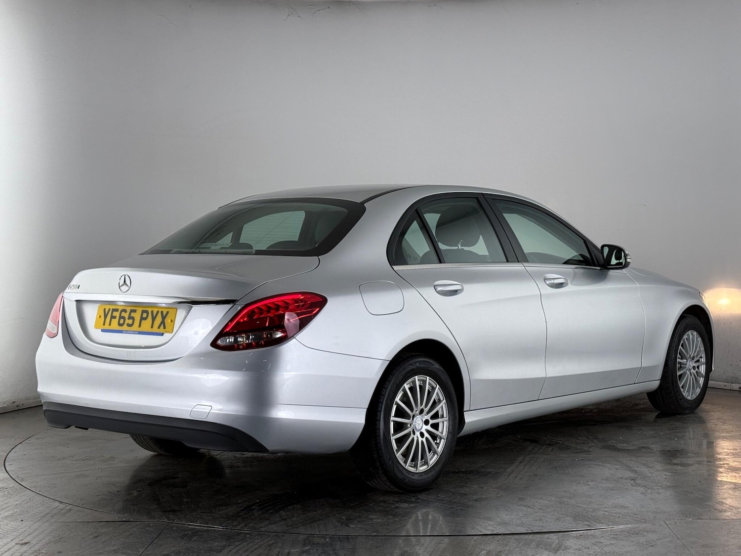 Used Mercedes-Benz C Class 2015 for sale - 77945252: Photo 2