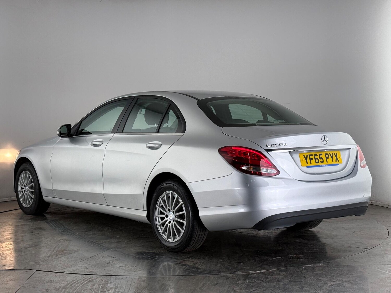 Used Mercedes-Benz C Class 2015 for sale - 77945252: Photo 3