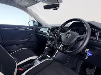 Used Volkswagen T-Roc 2018 for sale - 78529158: Photo