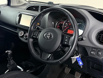 Used Toyota Yaris 2016 for sale - 78662800: Photo