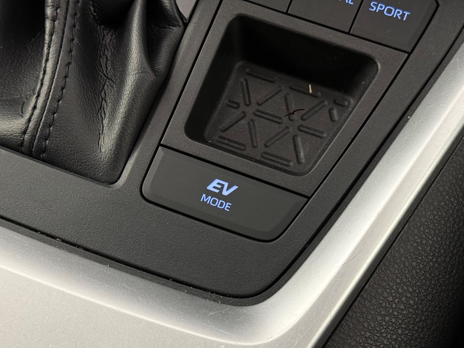 Used Toyota RAV4 2020 for sale - 76468195: Photo 40