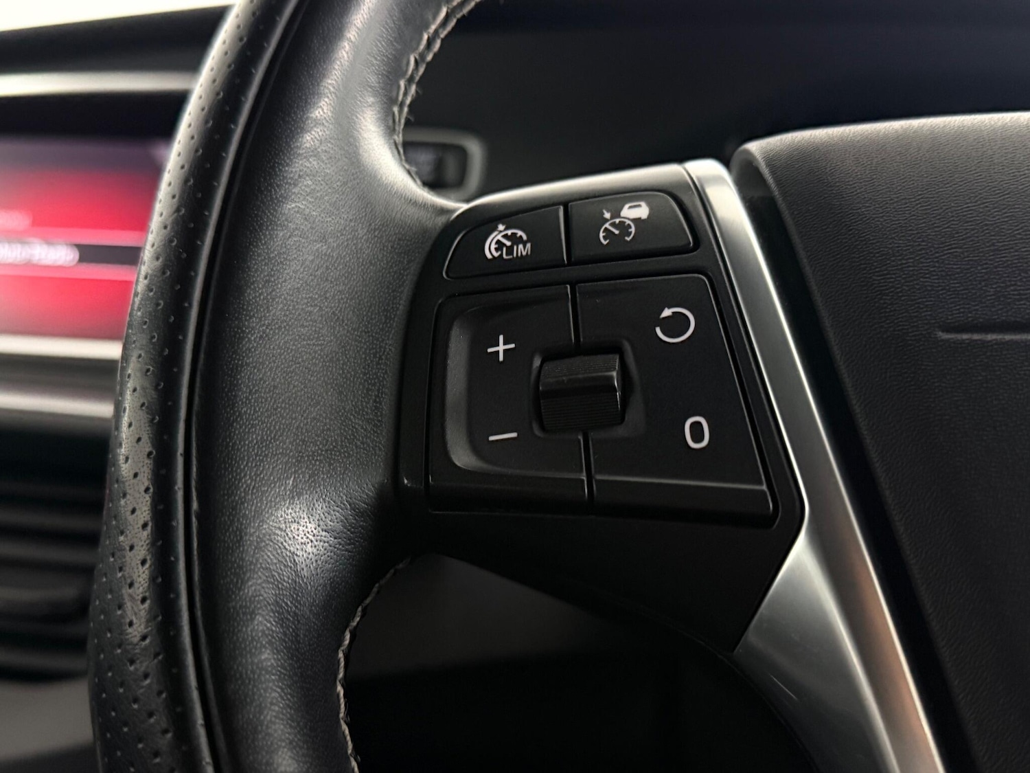 Used Volvo V40 2018 for sale - 77222259: Photo 17