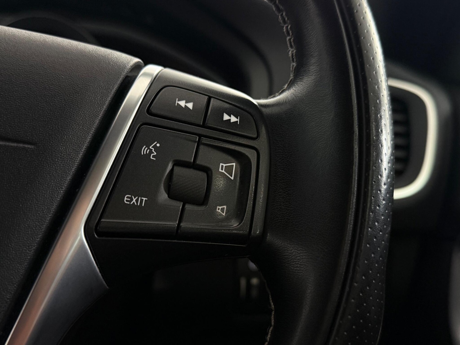 Used Volvo V40 2018 for sale - 77247057: Photo 18