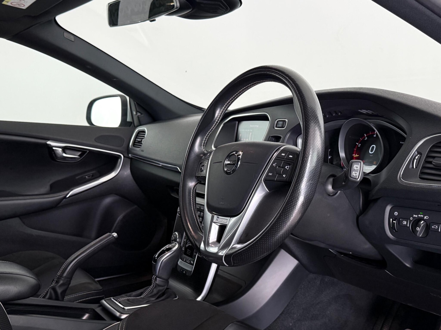 Used Volvo V40 2018 for sale - 77809253: Photo 13