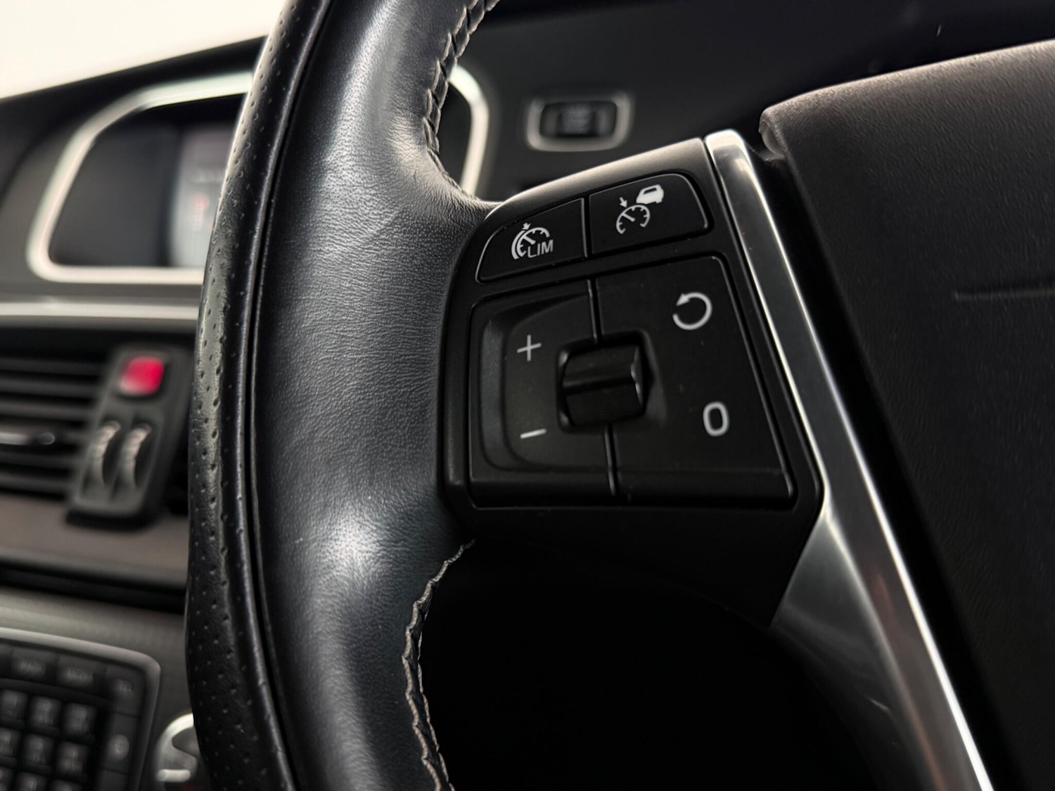 Used Volvo V40 2018 for sale - 77809253: Photo 14