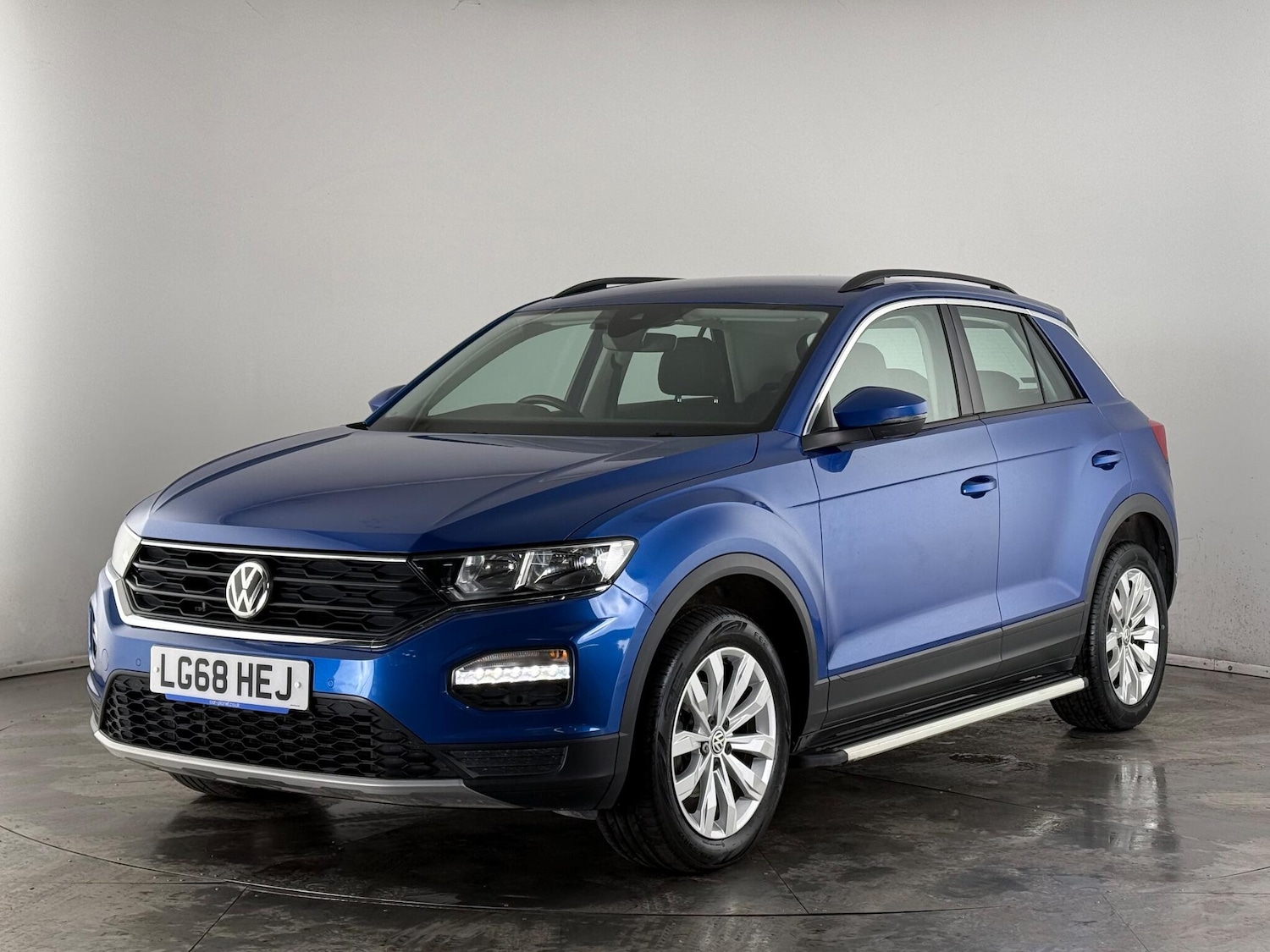 Used Volkswagen T-Roc 2018 for sale - 77246456: Photo 2