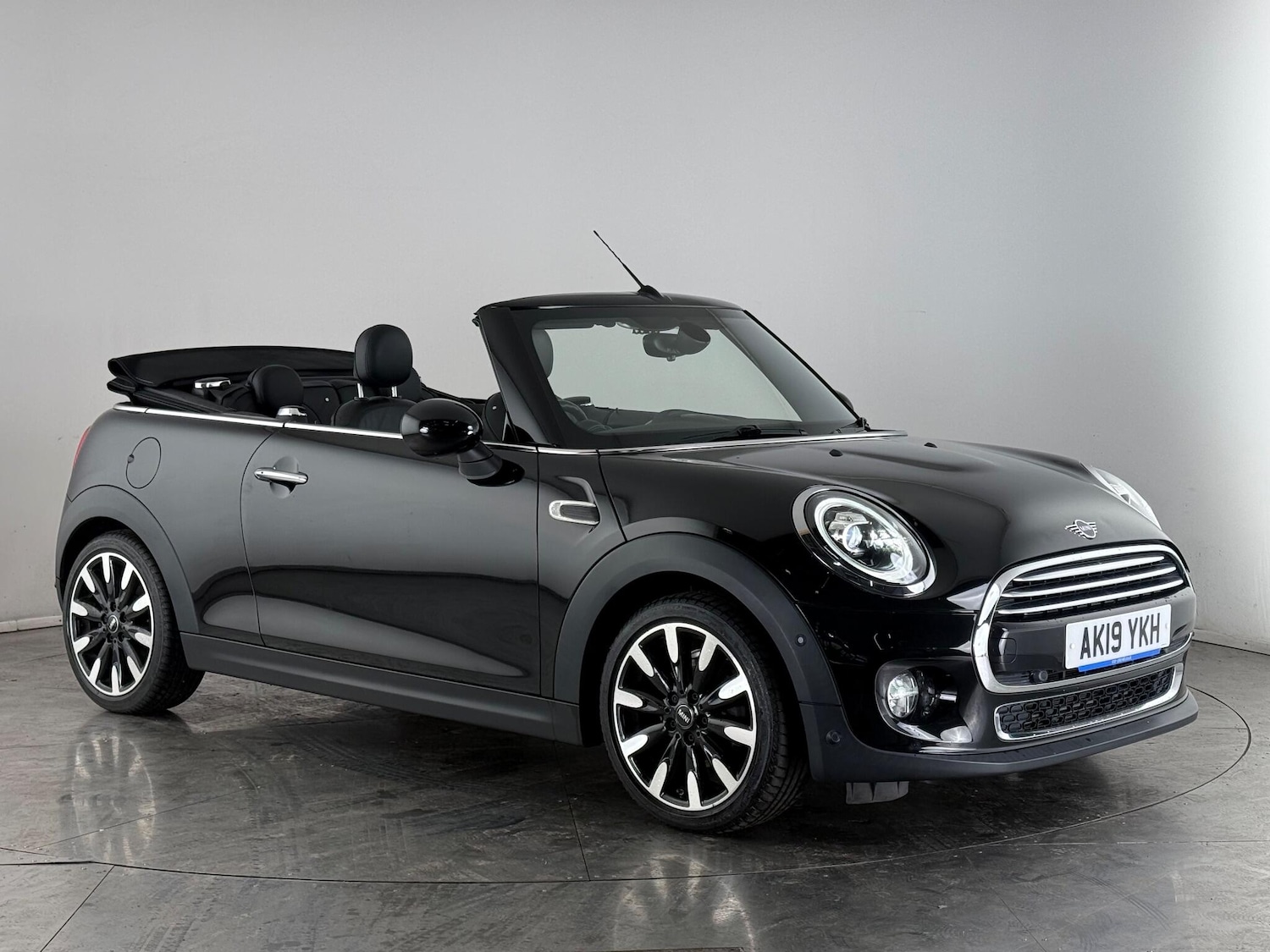 Used MINI Convertible 2019 for sale - 76899011: Photo 1