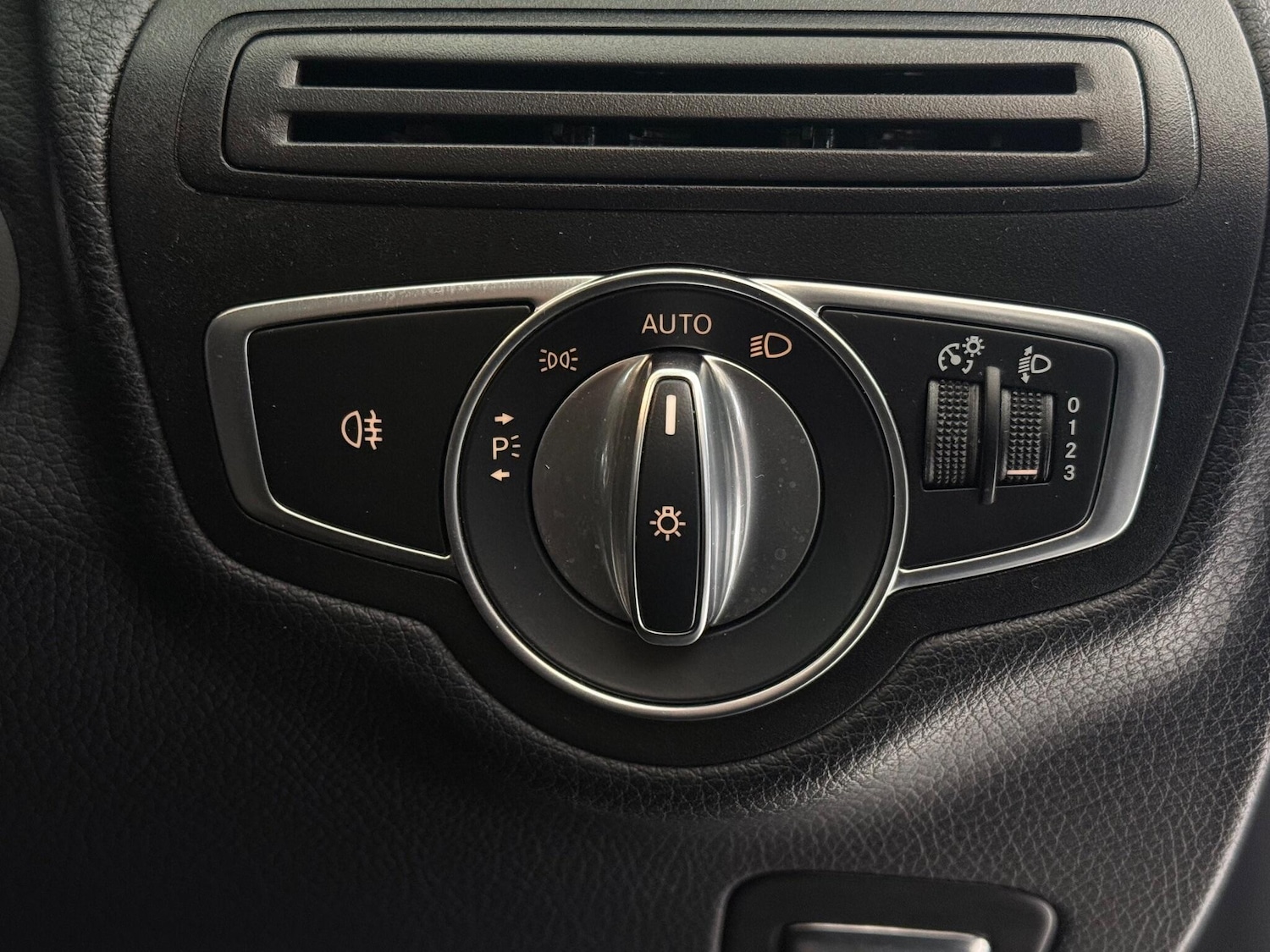 Used Mercedes-Benz C Class 2019 for sale - 77243820: Photo 23