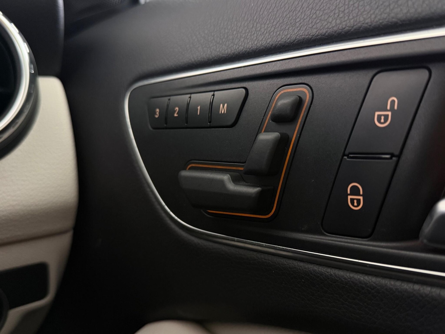 Used Mercedes-Benz GLA 2014 for sale - 77260037: Photo 32