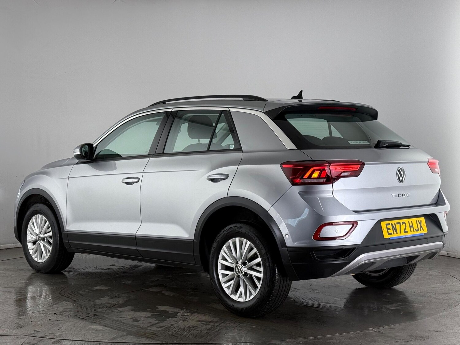 Used Volkswagen T-Roc 2023 for sale - 77441531: Photo 4