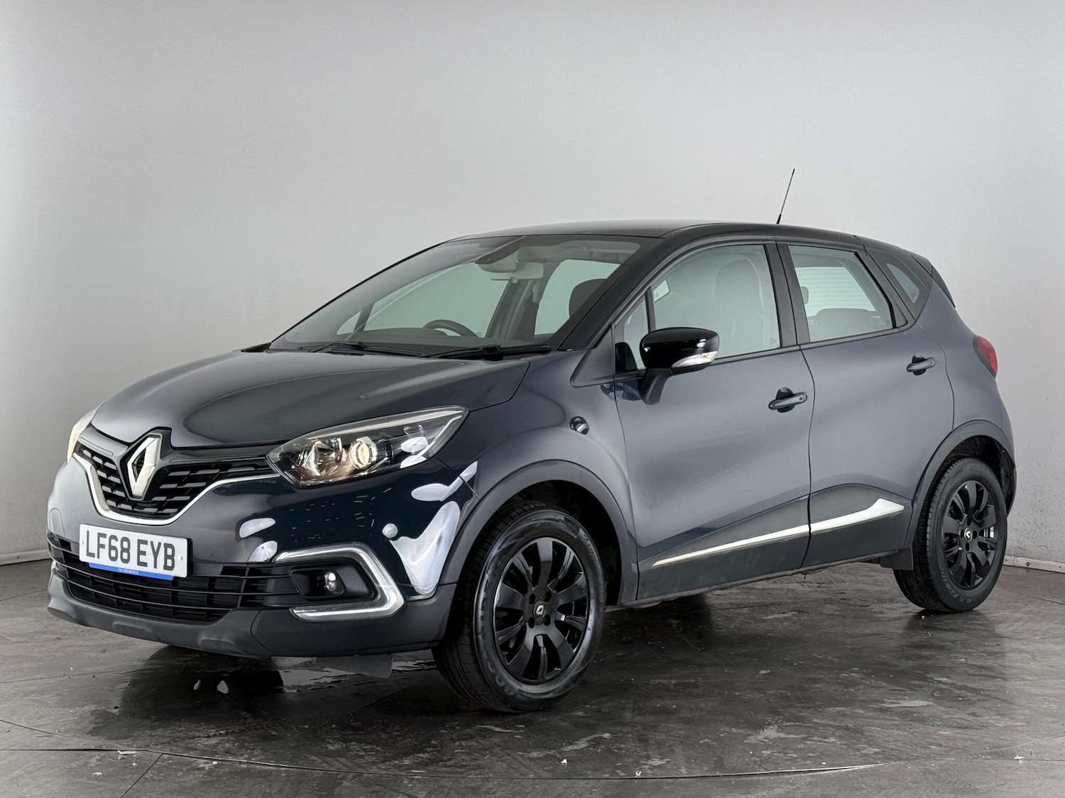 Used Renault Captur 2018 for sale - 77617559: Photo 2