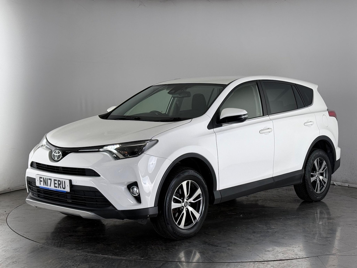 Used Toyota RAV4 2017 for sale - 76485138: Photo 3