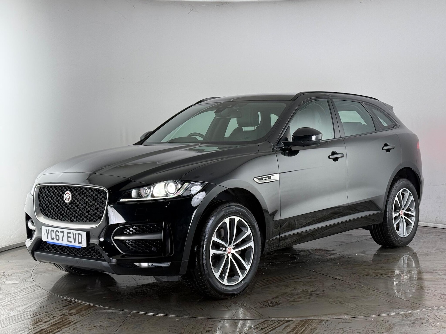 Used Jaguar F-Pace 2017 for sale - 76468737: Photo 3