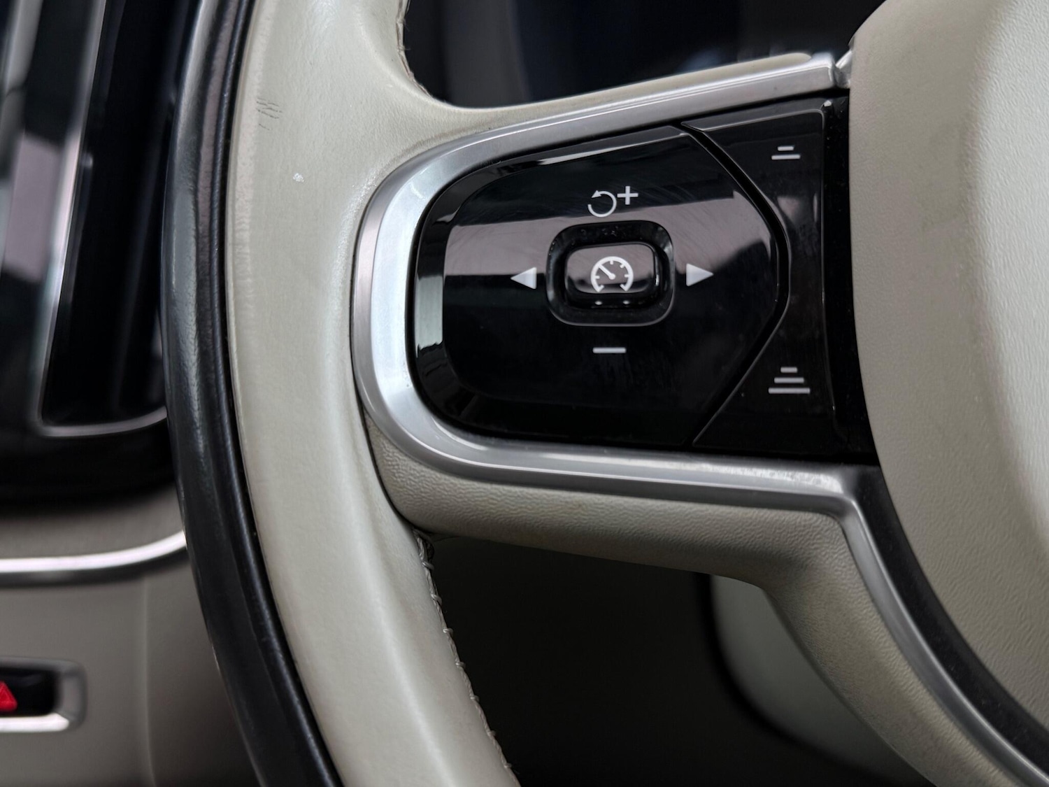 Used Volvo XC60 2017 for sale - 76468382: Photo 24