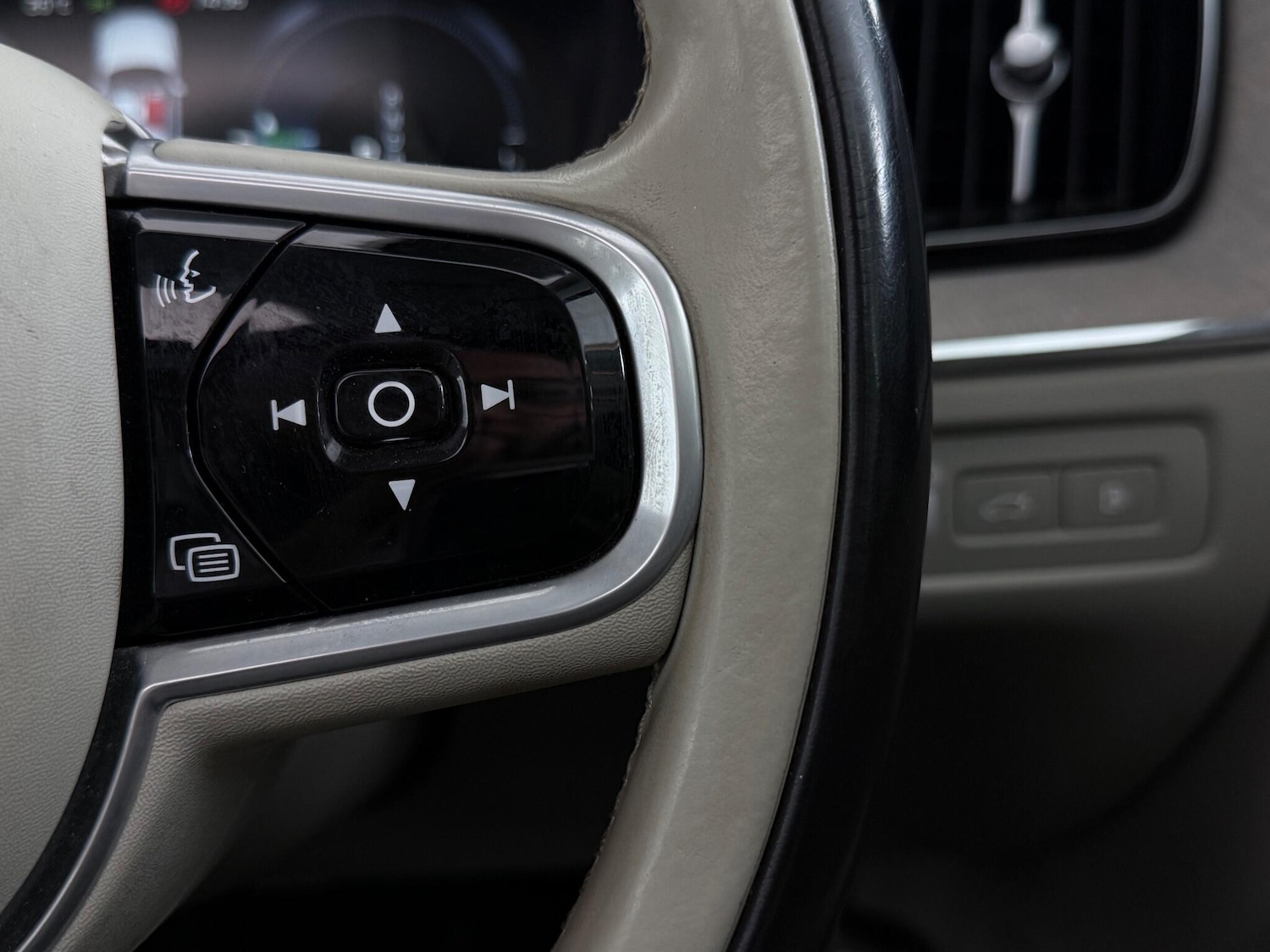 Used Volvo XC60 2017 for sale - 76468382: Photo 26