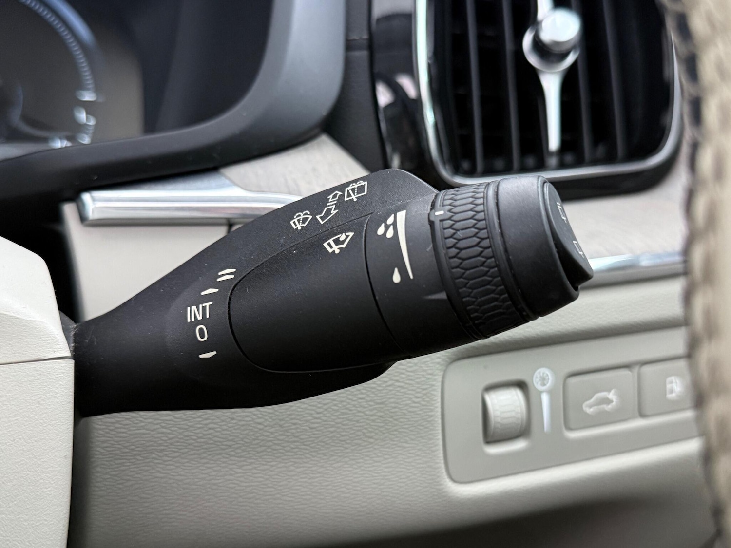 Used Volvo XC60 2017 for sale - 76468382: Photo 29