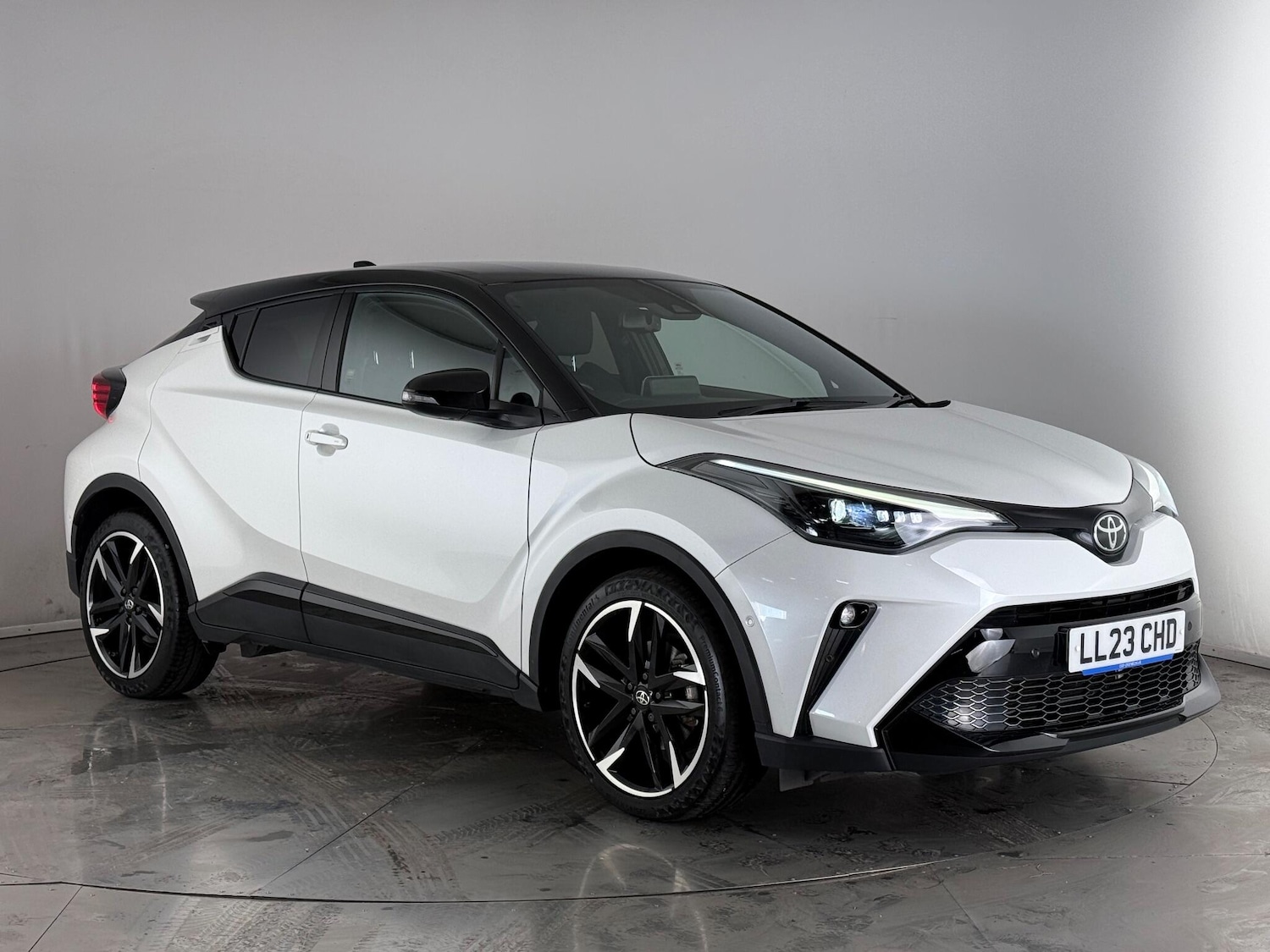 Used Toyota C-HR 2023 for sale - 76468140: Photo 1