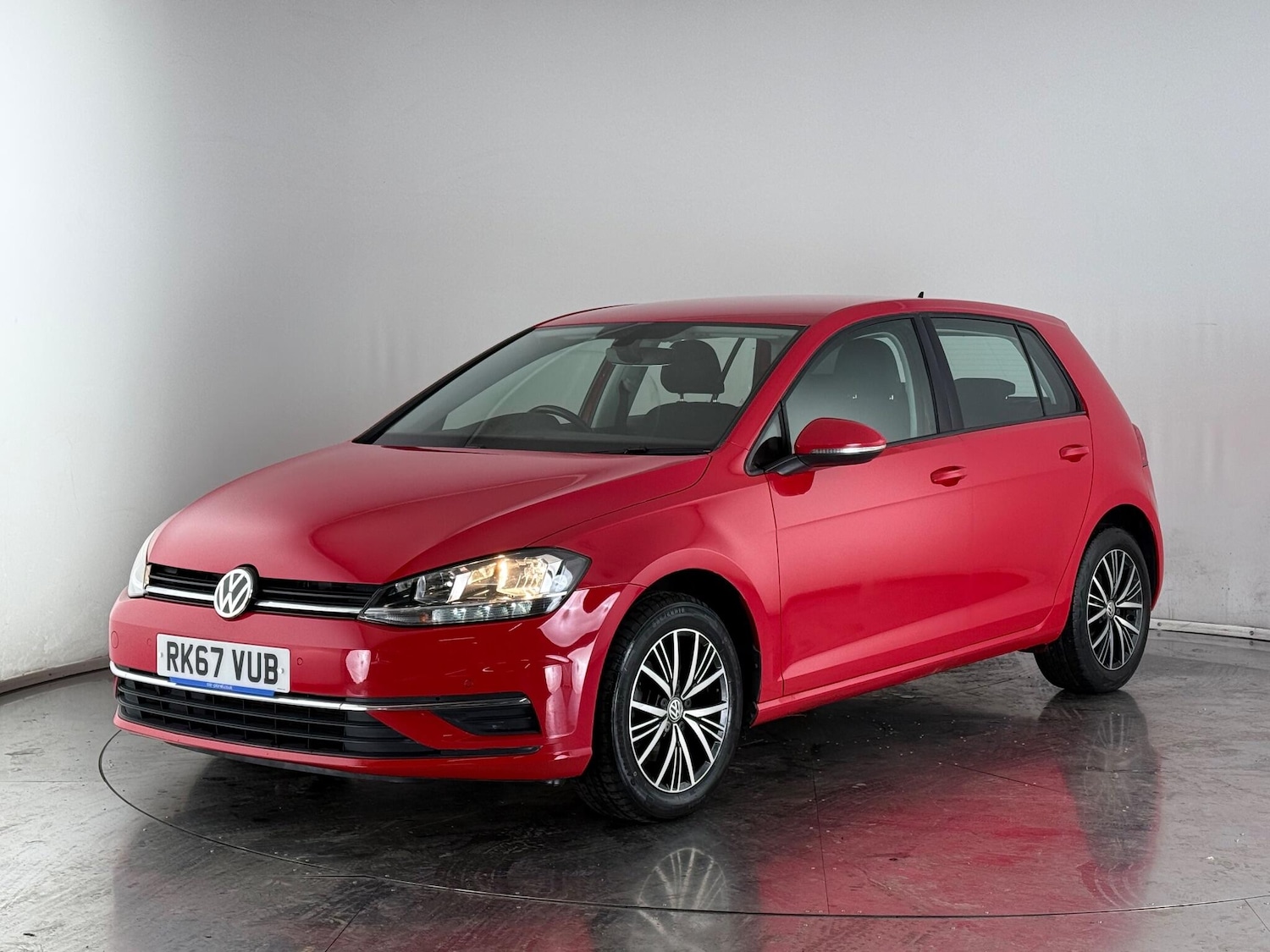 Used Volkswagen Golf 2017 for sale - 77243680: Photo 2