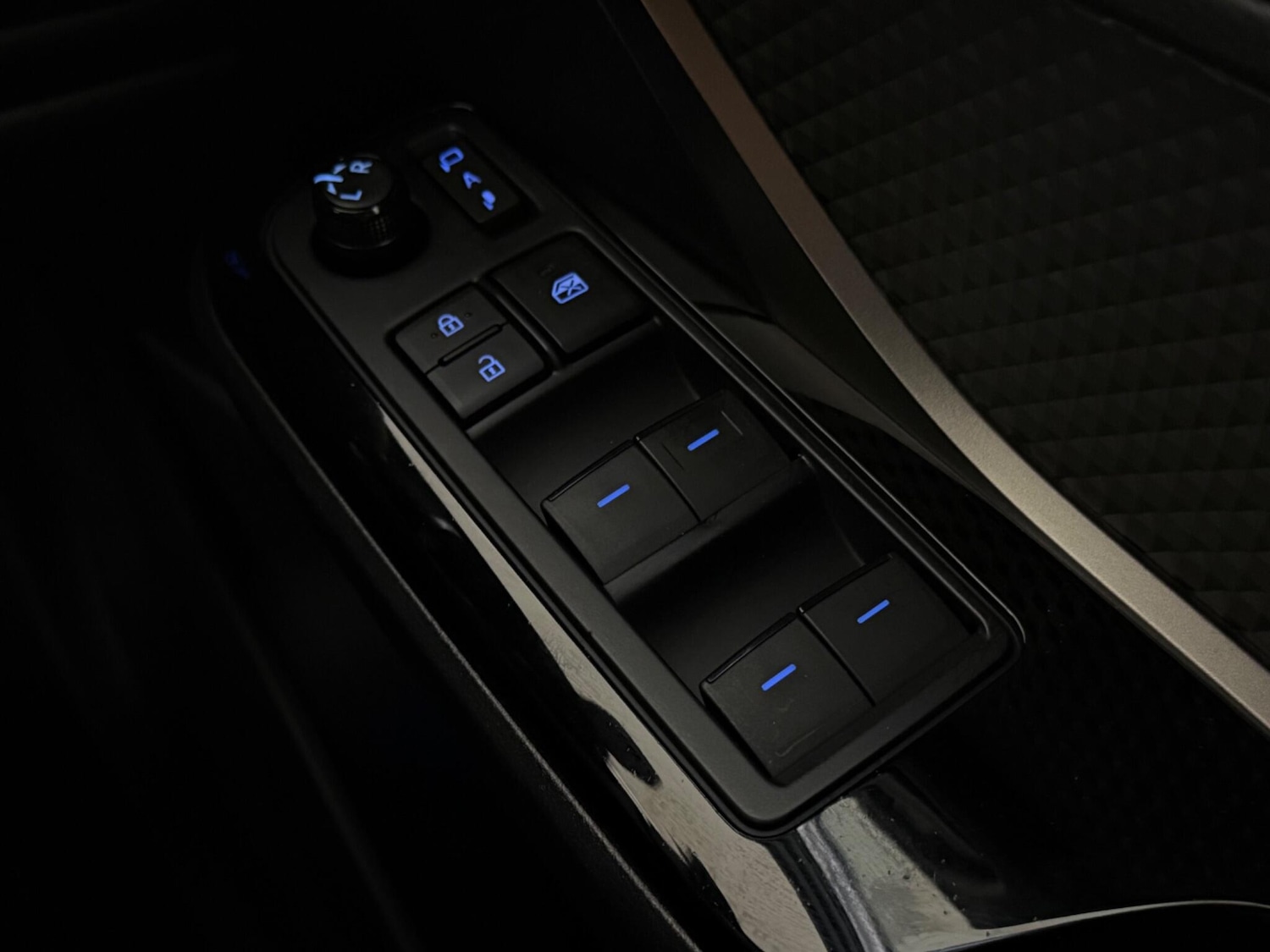 Used Toyota C-HR 2023 for sale - 77242969: Photo 32